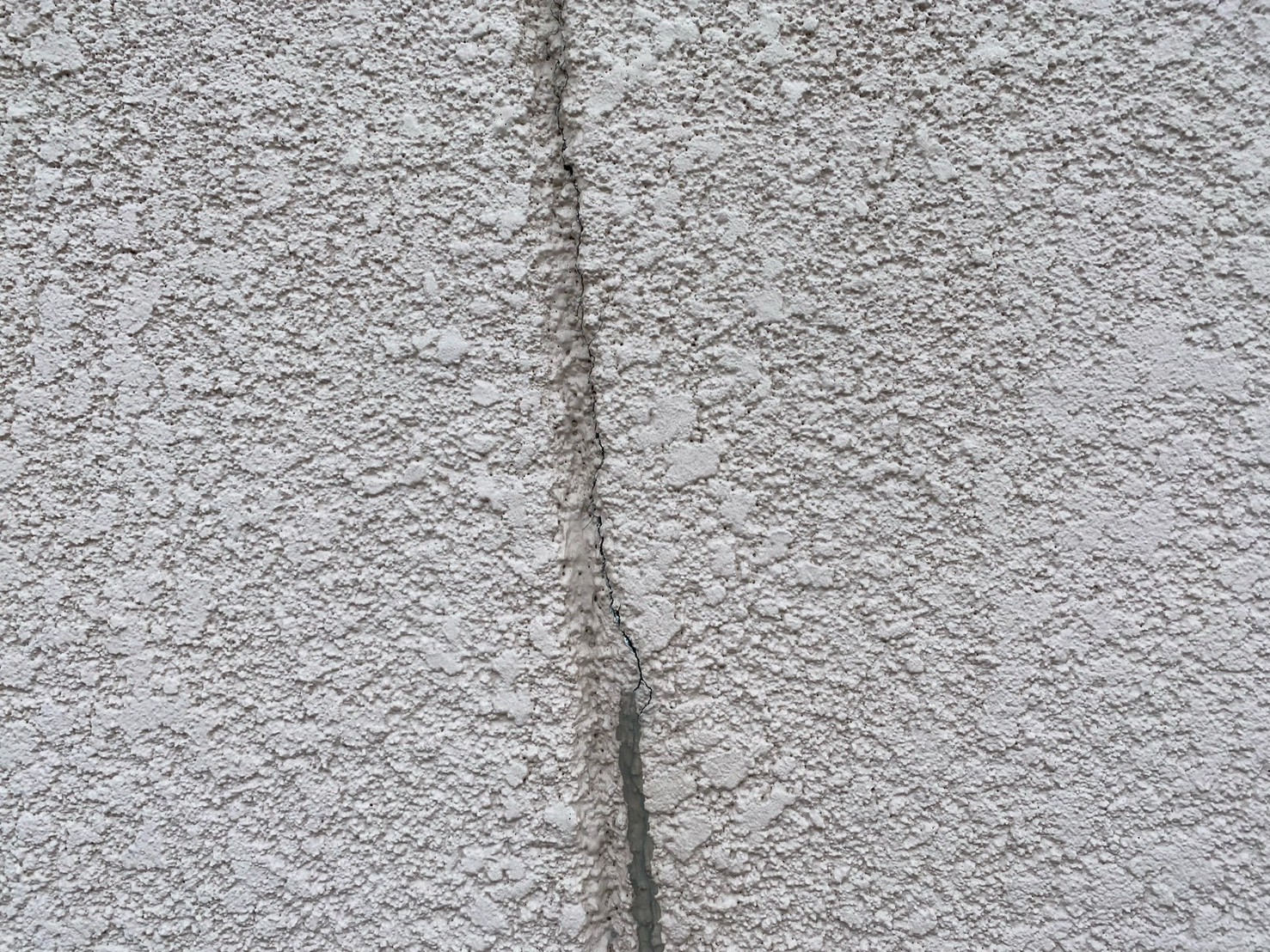 クラックの拡大具合を確認